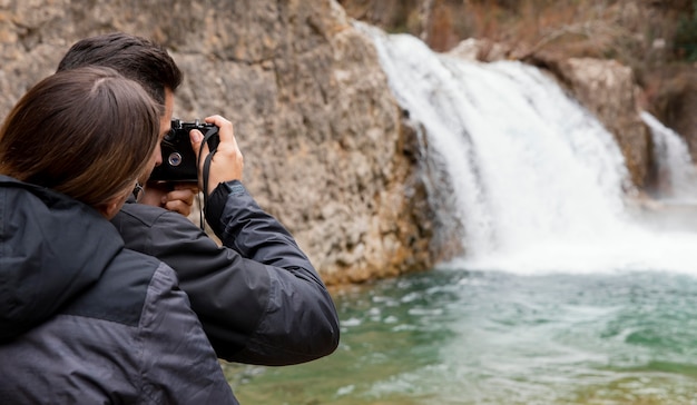 Foto gratuita pareja tomando fotos de la naturaleza