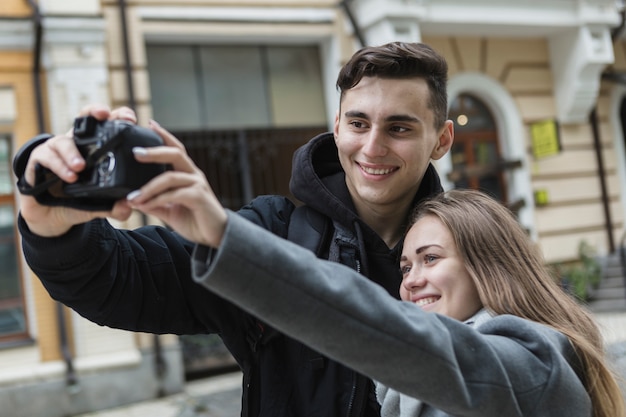 Foto gratuita pareja tomando selfie en la calle