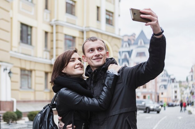 Pareja tomando selfie en el casco antiguo