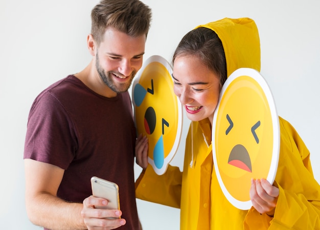 Pareja tomando selfie con emojis