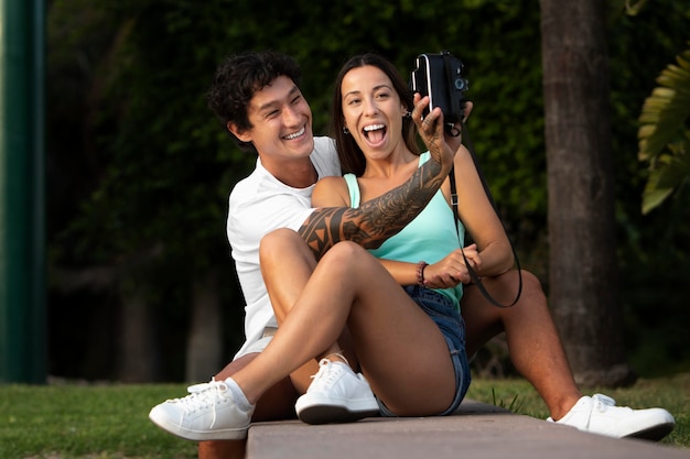 Pareja tomando un selfie mientras viaja en verano