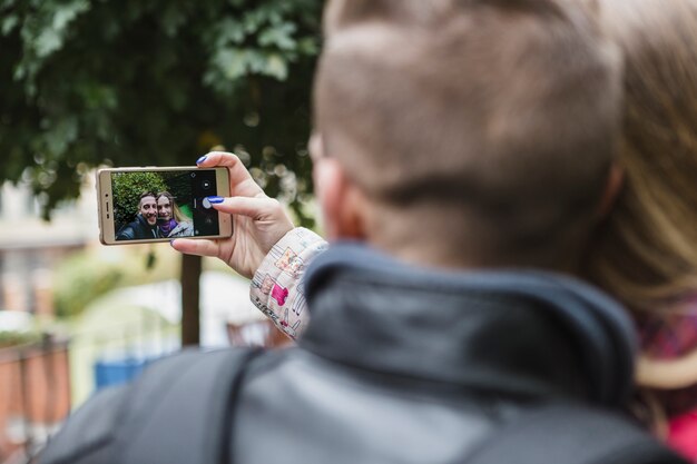 Pareja tomando selfie en el parque