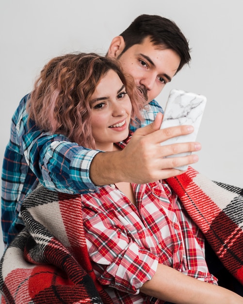 Pareja tomando selfie para San Valentín