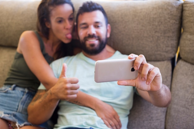 Foto gratuita pareja tomando selfie en smartphone