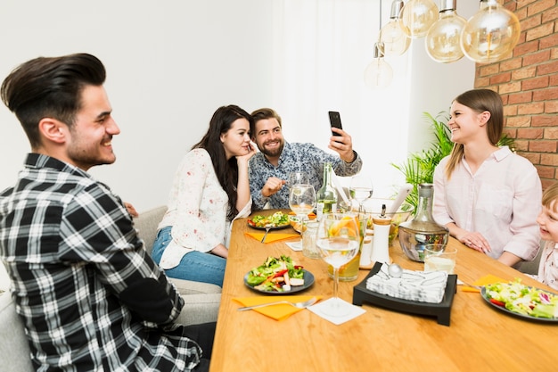 Foto gratuita pareja tomando selfie en teléfono móvil