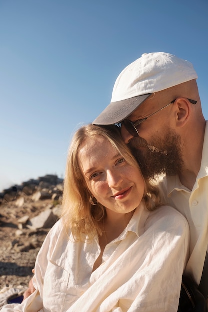 Foto gratuita pareja tomando selfie tiro medio