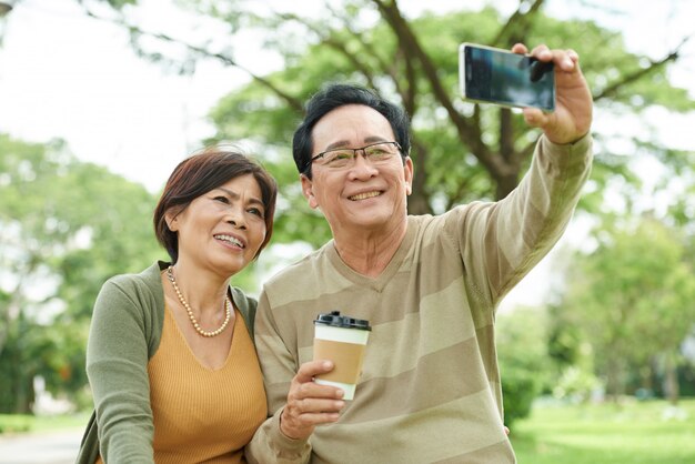 Pareja tomando selfie