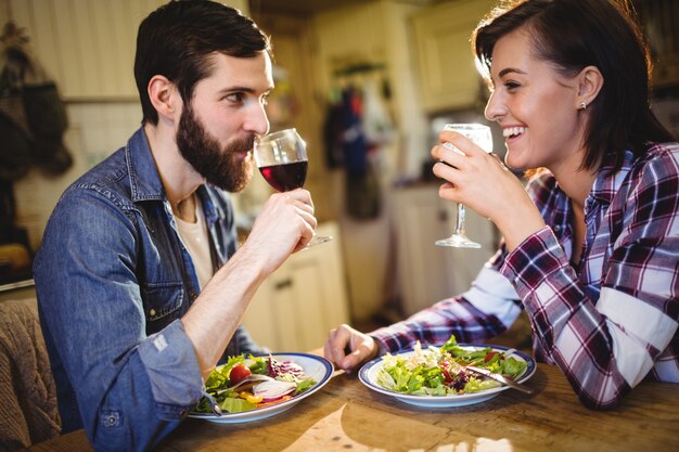 Pareja tomando vino y desayuno