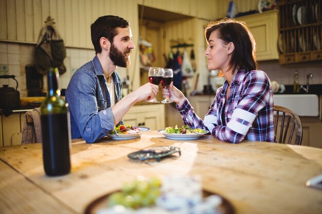 Pareja tomando vino y desayuno