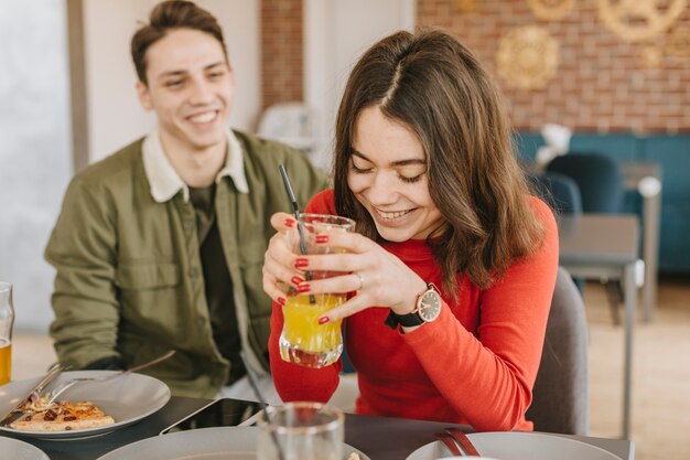 Pareja tomando un zumo de naranja en un restaurante