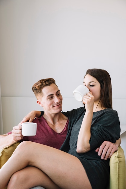 Pareja, tomar café, en, sillón