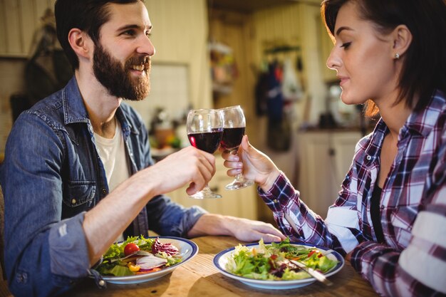 Pareja tostado copas de vino