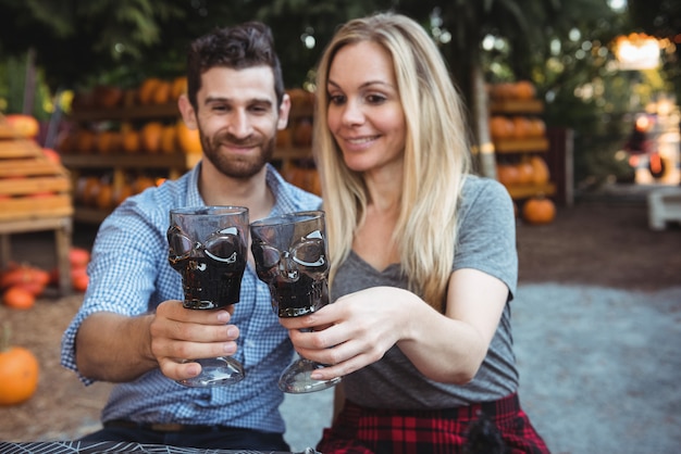 Pareja tostado copas de vino