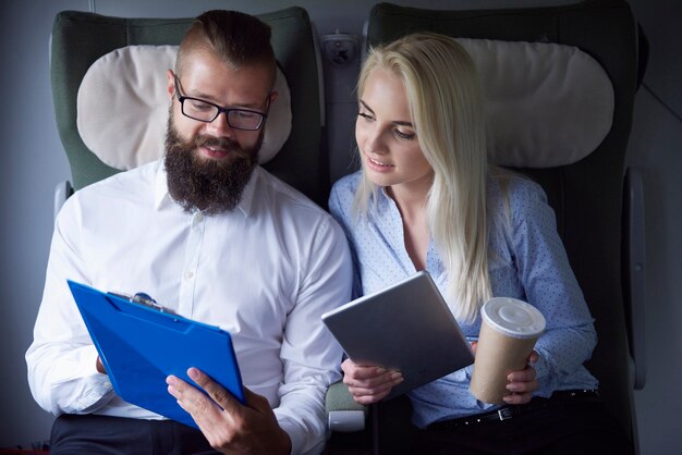 Pareja trabajadora durante el viaje