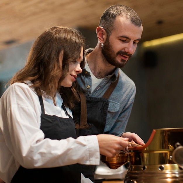 Foto gratuita pareja trabajando en cafetera