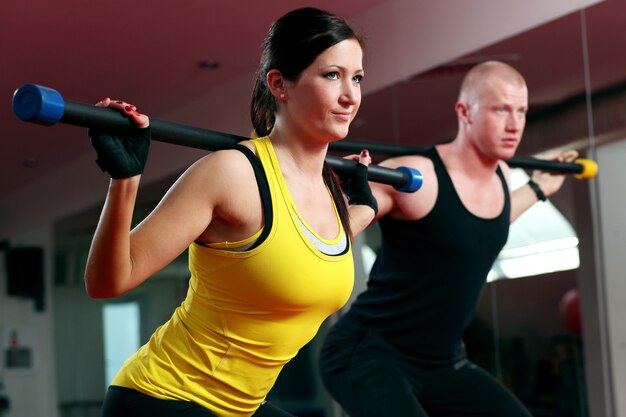 Pareja trabajando en un gimnasio