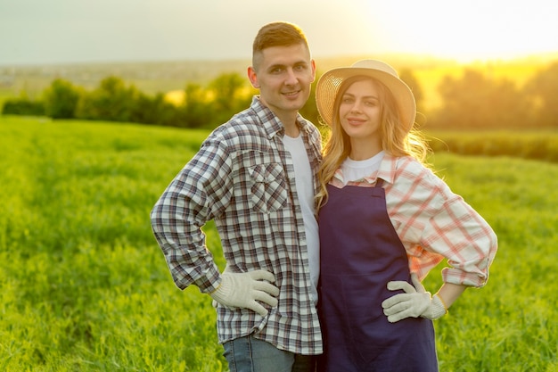 Pareja trabajando en la granja