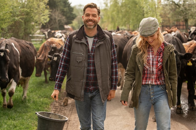 Foto gratuita pareja trabajando en la granja