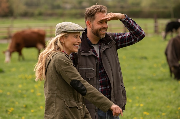 Foto gratuita pareja trabajando en la granja