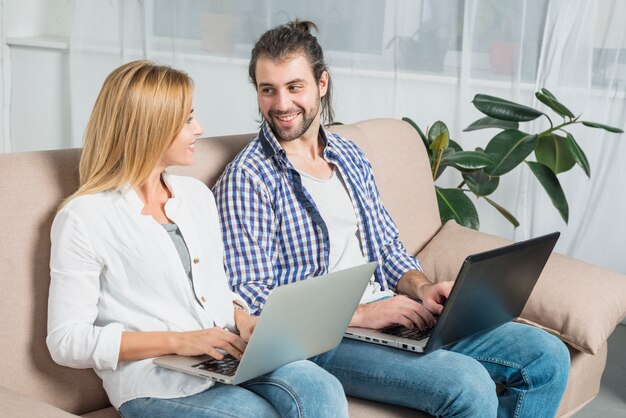 Pareja trabajando con portátiles