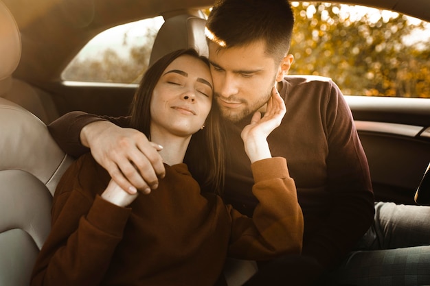 Foto gratuita pareja tranquila de tiro medio en coche