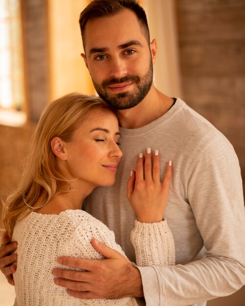 Pareja tranquila de tiro medio en el interior