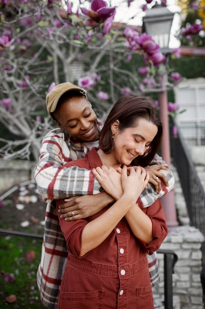 Pareja trans abrazándose en las calles de la ciudad