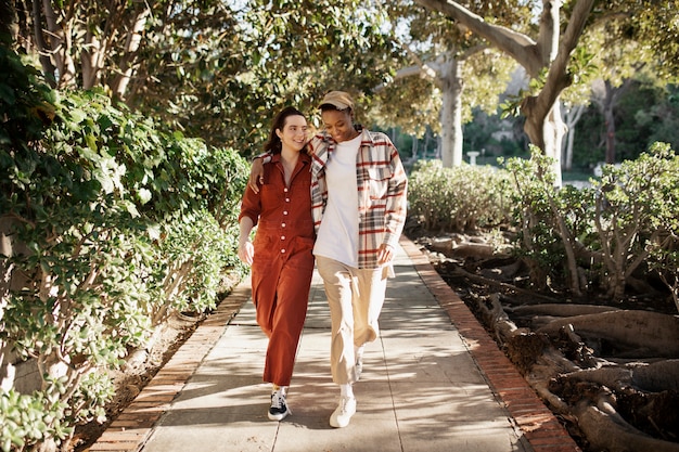 Pareja trans caminando y siendo cariñosa en las calles de la ciudad