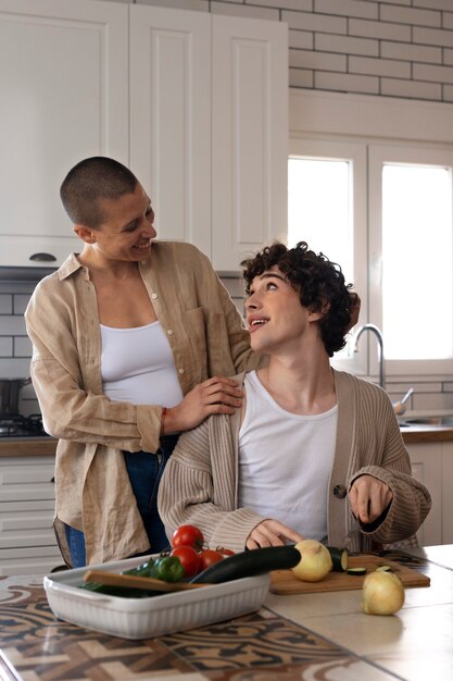 Pareja trans compartiendo tiernos momentos