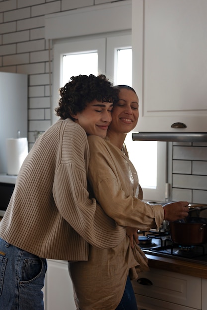 Pareja trans compartiendo tiernos momentos