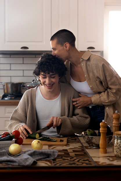 Pareja trans compartiendo tiernos momentos