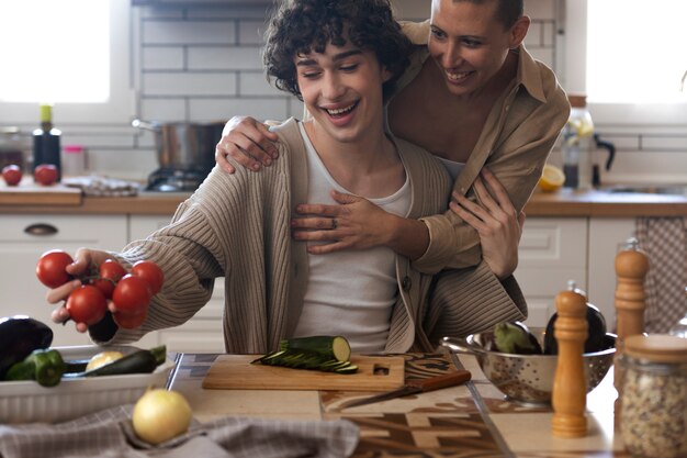 Pareja trans compartiendo tiernos momentos