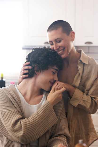 Pareja trans compartiendo tiernos momentos