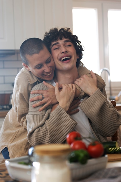 Pareja trans compartiendo tiernos momentos