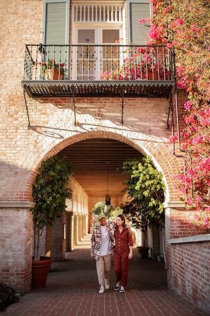 Pareja trans dando un paseo por las calles de la ciudad