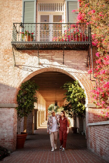 Pareja trans dando un paseo por las calles de la ciudad