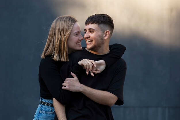 Pareja trans pasando tiempo de calidad juntos