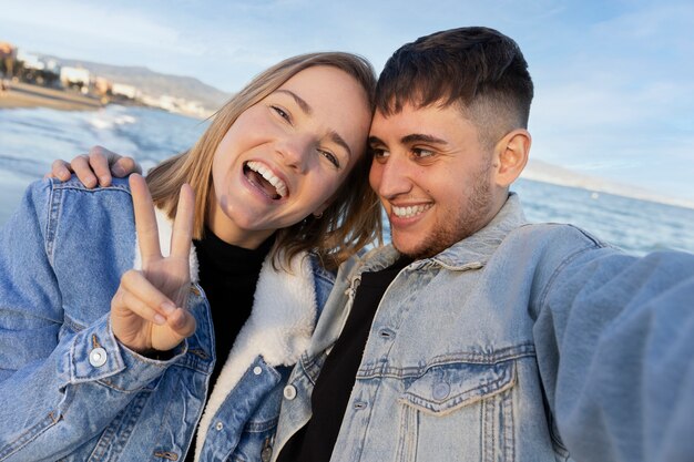 Pareja trans pasando tiempo de calidad juntos