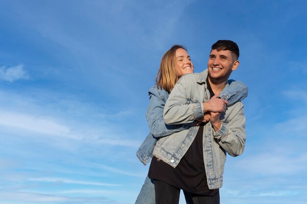 Pareja trans pasando tiempo de calidad juntos