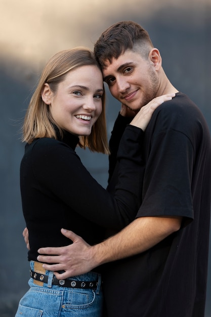 Foto gratuita pareja trans pasando tiempo de calidad juntos