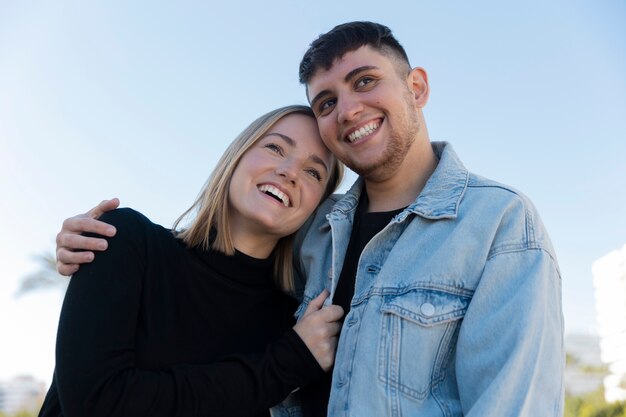 Foto gratuita pareja trans pasando tiempo de calidad juntos