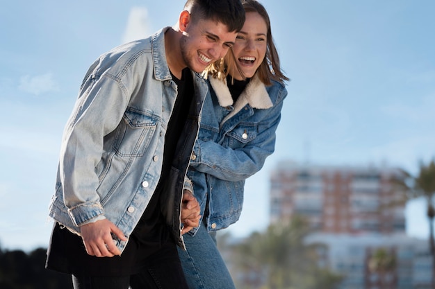 Pareja trans pasando tiempo de calidad juntos