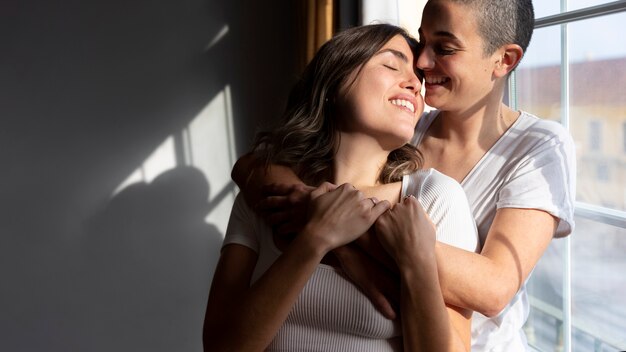 Pareja trans pasando tiempo de calidad juntos