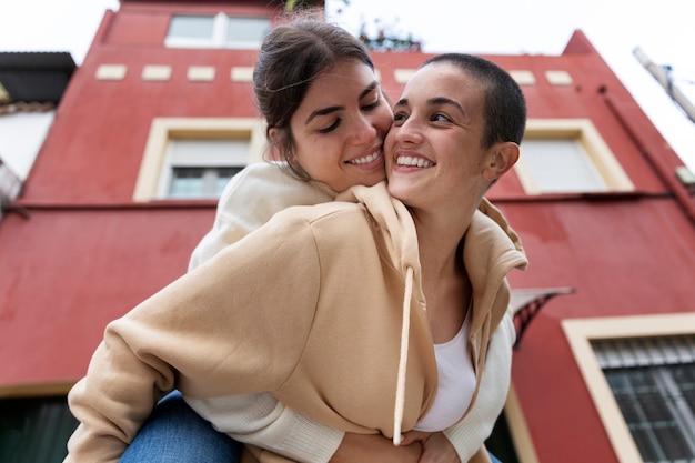 Foto gratuita pareja trans pasando tiempo de calidad juntos