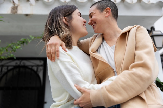 Pareja trans pasando tiempo de calidad juntos