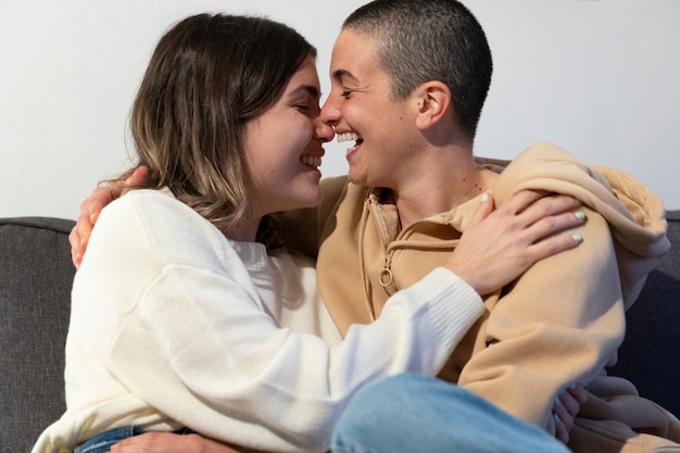 Pareja trans pasando tiempo de calidad juntos