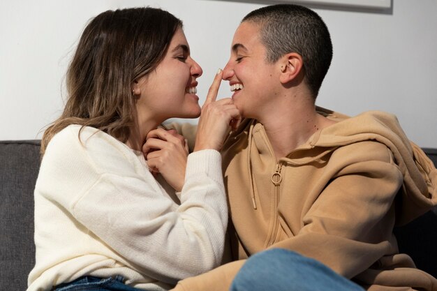 Pareja trans pasando tiempo de calidad juntos