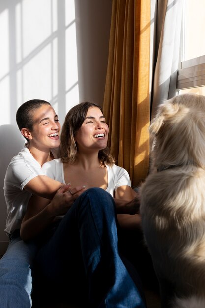 Pareja trans pasando tiempo de calidad juntos