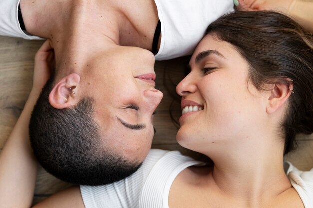 Pareja trans pasando tiempo de calidad juntos