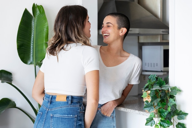 Foto gratuita pareja trans pasando tiempo de calidad juntos